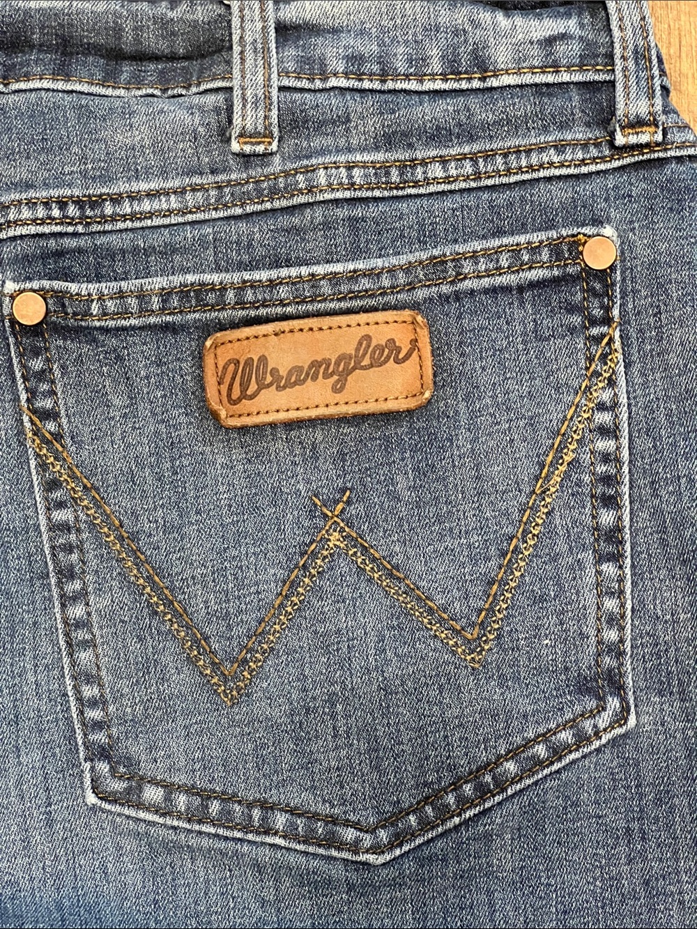 Wrangler Retro Slim Boot Cut-Off Raw-Hem Denim Shorts with Stretch 🤠💄